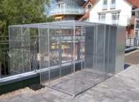 Außenvoliere über mehrere Etagen mit Schutzraum