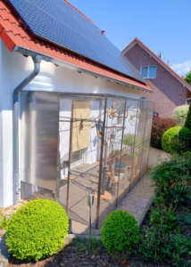 Innenleben einer Edelstahlvoliere