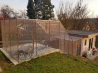 Edelstahl Außenvoliere für Aras nach Maß in einer Schräge